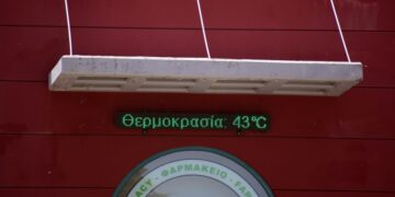Θερμόμετρο σε φαρμακείο του Άργους καταγράφει τις υψηλές θερμοκρασίες (φωτ.: EUROKINISSI/Βασίλης Παπαδόπουλος)