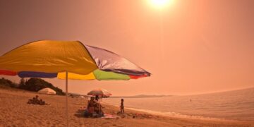 Υψηλές θερμοκρασίες σε όλη τη χώρα. Εικόνα από την παραλία Αλμυρού στην Κέρκυρα (φωτ.: Γιώργος Κονταρίνης/ Eurokinissi)