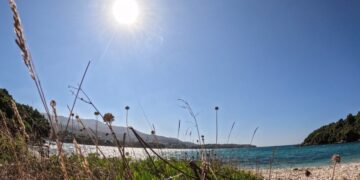 Εικόνα από την παραλία Αυλάκι στην Κέρκυρα (φωτ.: EUROKINISSI / Γιώργος Κονταρίνης)