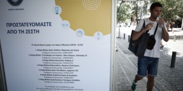 Ο καύσωνας ταλαιπωρεί Έλληνες και τουρίστες στο κέντρο της Αθήνας (φωτ.: EUROKINISSI/Βασίλης Ρεμπάπης)