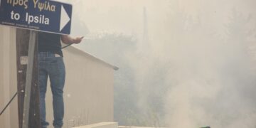 Εθελοντής στις Λούτσες προσπαθεί να περιορίσει τη φωτιά που έχει μπει στο χωριό (φωτ.: EUROKINISSI/Γιώργος Κονταρίνης)