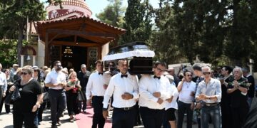 Πλήθος κόσμου συγκεντρώθηκε στα κοιμητήρια της Καισαριανής για να την αποχαιρετήσει (φωτ.: EUROKINISSI/Τατιάνα Μπόλαρη)