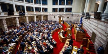 Ο πρωθυπουργός Κυριάκος Μητσοτάκης στο βήμα της Βουλής κατά την ανακοίνωση των προγραμματικών δηλώσεων (φωτ.: EUROKINISSI/Γιώργος Κονταρίνης)