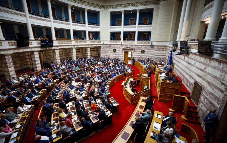 Ο πρωθυπουργός Κυριάκος Μητσοτάκης στο βήμα της Βουλής κατά την ανακοίνωση των προγραμματικών δηλώσεων (φωτ.: EUROKINISSI/Γιώργος Κονταρίνης)