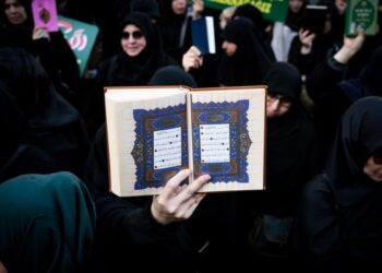 Ένας διαδηλωτής κρατά ένα αντίγραφο του Κορανίου καθώς παρευρίσκεται σε μια διαμαρτυρία κατά της Σουηδίας μπροστά από το Γενικό Προξενείο της Σουηδίας στην Κωνσταντινούπολη (φωτ.: EPA/Sedat Suna)