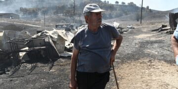 Κτηνοτρόφος του οποίου η μονάδα καταστράφηκε από την πυρκαγιά στη Μαγνησία (φωτ.: EUROKINISSI/Τατιάνα Μπόλαρη)