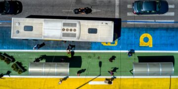 Λεωφορείο του ΟΑΣΑ σε λεωφορειολωρίδα στην οδό Πανεπιστημίου, στο κέντρο της Αθήνας (φωτ.: EUROKINISSI/Αντώνης Νικολόπουλος)