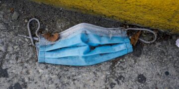 Χρησιμοποιημένη μάσκα έχει πεταχτεί στο δρόμο (φωτ.: EUROKINISSI/Γιώργος Κονταρίνης)