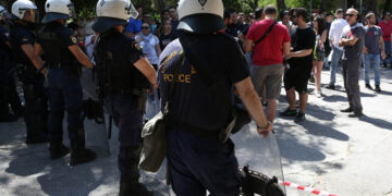 Αστυνομικοί έχουν αποκλείσει την πρόσβαση προς την πολυκατοικία όπου μένει η οικογένεια (φωτ.: ΑΠΕ-ΜΠΕ / Ορέστης Παναγιώτου)