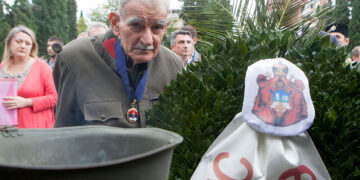 Ο φύλακας των κοιμητηρίων Γιώργος Μιχαήλοβιτς παρακολουθεί το Πατριαρχικό Τρισάγιο που πραγματοποιήθηκε στα συμμαχικά Κοιμητήρια Ζέιτενλικ στις 18 Οκτωβρίου 2014 (φωτ.: ΑΠΕ-ΜΠΕ / PIXEL / Σωτήρης Μπαρμπαρούσης)