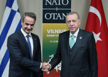 Χειραψία Μητσοτάκη-Ερντογάν στο ραντεβού που έγινε στο περιθώριο της Συνόδου του ΝΑΤΟ στο Βίλνιους, Τετάρτη 12 Ιουλίου 2023 (φωτ.: Γραφείο Τύπου Προεδρίας της Τουρκίας)