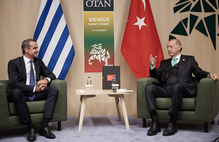 Από τη συνάντηση του Κυριάκου Μητσοτάκη με τον Ρετζέπ Ταγίπ Ερντογάν στο περιθώριο της συνόδου κορυφής του ΝΑΤΟ, στο Βίλνιους της Λιθουανίας (φωτ.: 
EUROKINISSI/Γρ. Τύπου Πρωθυπουργού/ Δημήτρης Παπαμήτσος)