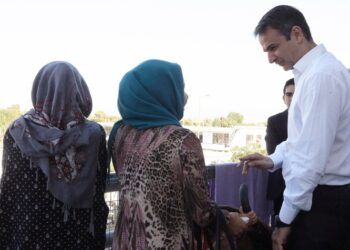 Ο Κυριάκος Μητσοτάκης σε παλιότερη συνάντησή του με μετανάστριες, που φιλοξενούνταν στο Ελληνικό (φωτ. αρχείου: Γραφείο Τύπου ΝΔ/Δημήτρης Παπαμήτσος)
