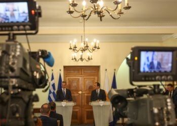 Ο Κυριάκος Μητσοτάκης και ο Νίκος Χριστουδουλίδης στην κοινή συνέντευξη Τύπου μετά τη συνάντησή τους στο Προεδρικό Μέγαρο της Κύπρου (φωτ.: EUROKINISSI/ΡΙΟ/Σταύρος Ιωαννίδης)
