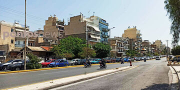 Μποτιλιάρισμα στο κέντρο του Περάματος, στο ρεύμα που οδηγεί προς το λιμάνι (φωτ.: Πόπη Παπαγεωργίου)