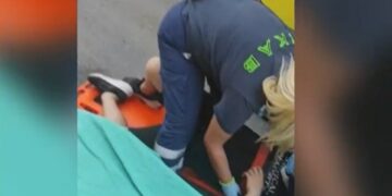 Στιγμιότυπο από τις πρώτες βοήθειες που έλαβε το παιδί στο σημείο από τους διασώστες του ΕΚΑΒ (φωτ.: glomex)