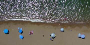 H παραλία Καραθώνα στο Ναύπλιο κατά τη διάρκεια του καύσωνα (φωτ.: ΑΠΕ-ΜΠΕ / Ευάγγελος Μπουγιώτης)