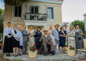Μέλη της θεατρικής ομάδας του Συλλόγου Μικρασιατών Ελευσίνας (φωτ.: Facebook / 2023 Eleusis European Capital of Culture)