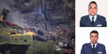 Αριστερά τα συντρίμμια του Canadair και δεξιά επάνω ο κυβερνήτης, Σμηναγός (Ι) Χρήστος Μουλάς, 34 ετών και κάτω ο συγκυβερνήτης, Ανθυποσμηναγός (Ι) Περικλής Στεφανίδης, 27 ετών (φωτ.: EUROKINISSI/EVIATHEMA.GR/Γενικό Επιτελείο Αεροπορίας)
