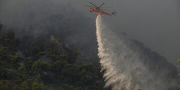 Πυροσβεστικό αεροσκάφος επιχειρεί κατά δασικής πυρκαγιάς στο Αίγιο (φωτ.: EUROKINISSI/Γιώτα Λοτσάρη)