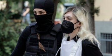 Η Ρούλα Πισπιρίγκου κατά τη μεταγωγή της στην Ευελπίδων, 25 Ιουλίου 2022 (φωτ.: ΑΠΕ-ΜΠΕ / Κώστας Τσιρώνης)