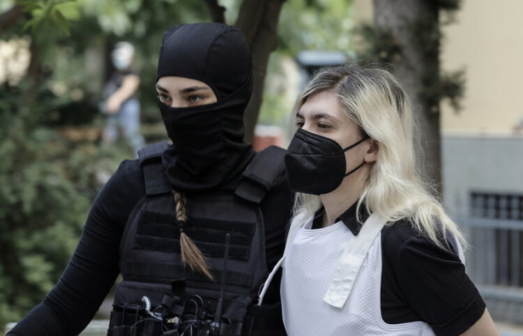 Η Ρούλα Πισπιρίγκου κατά τη μεταγωγή της στην Ευελπίδων, 25 Ιουλίου 2022 (φωτ.: ΑΠΕ-ΜΠΕ / Κώστας Τσιρώνης)