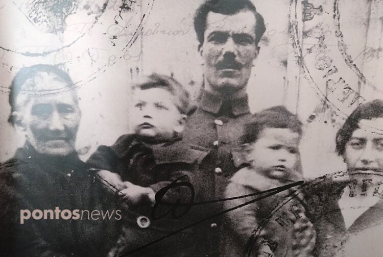 Οικογενειακή φωτογραφία σε προσφυγικό βιβλιάριο, από την έκθεση «ΜΕΤΟΙΚΕΣΙΑ», που δημιουργήθηκε με αφορμή τα 100 χρόνια από τη Συνθήκη της Λοζάνης (φωτ. αρχείου: Έλλη Τσολάκη)