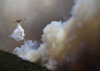 Αεροσκάφος κάνει ρίψη νερού στην πυρκαγιά στα Δερβενοχώρια (φωτ.: EUROKINISSI / Μιχάλης Καραγιάννης)