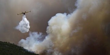 Αεροσκάφος κάνει ρίψη νερού στην πυρκαγιά στα Δερβενοχώρια (φωτ.: EUROKINISSI / Μιχάλης Καραγιάννης)