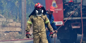Πυροσβέστης παίρνει μέρος στην κατάσβεση φωτιάς (φωτ.: ΑΠΕ-ΜΠΕ / Ευάγγελος Μπουγιώτης)
