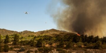 Πυροσβεστικά αεροσκάφη επιχειρούν σε περιοχή της Ρόδου, προκειμένου να περιορίσουν την έκταση της φωτιάς (φωτ.: EUROKINISSI/Λευτέρης Δαμιανίδης)