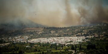 Στιγμιότυπο από την πυρκαγιά που κατακαίει τη Ρόδο για έβδομη συνεχή ημέρα (φωτ.: EUROKINISSI/Αργύρης Μαντικός)