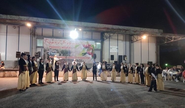 Στιγμιότυπο από τη Γιορτή Κερασιού που πραγματοποίησε ο Πολιτιστικός Σύλλογος Ροδοχωρίου «Οι Κομνηνοί» στα μέσα Ιουλίου (φωτ.: facebook/Πολιτιστικός Σύλλογος Ροδοχωρίου «Οι Κομνηνοί»)