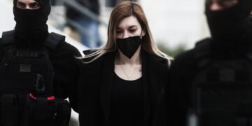 Η Ρούλα Πισπιρίγκου ενώ προσέρχεται στο Μικτό Ορκωτό Δικαστήριο (φωτ.: EUROKINISSI/Σωτήρης Δημητρόπουλος)