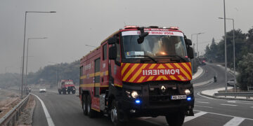 Όχημα με Ρουμάνους πυροσβέστες στη Νέα Ζωή Ασπροπύργου, Τρίτη 18 Ιουλίου 2023 (φωτ.: EUROKINISSI / Τατιάνα Μπόλαρη)