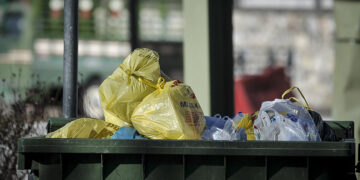 Πλαστικές σακούλες σε κάδο απορριμμάτων (φωτ.: EUROKINISSI / Θανάσης Καλλιάρας)