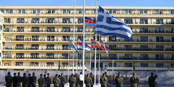 Τελετή έπαρσης της σημαίας σε μεσίστια θέση στο Πεντάγωνο για τους δύο αξιωματικούς που επιχειρούσαν στην Κάρυστο (φωτ.: Υπουργείο Άμυνας)