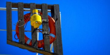 Σωσίβιο ναυαγοσώστη σε παραλία (φωτ.: EUROKINISSI/Γιώργος Κονταρίνης)