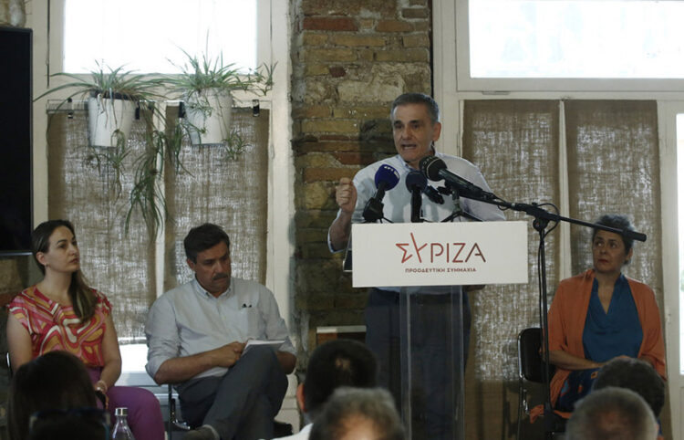 Ο Ευκλείδης Τσακαλώτος κατά την ανακοίνωση της υποψηφιότητάς του για την ηγεσία του ΣΥΡΙΖΑ-ΠΣ (φωτ.: ΑΠΕ-ΜΠΕ / Γιάννης Κολεσίδης)