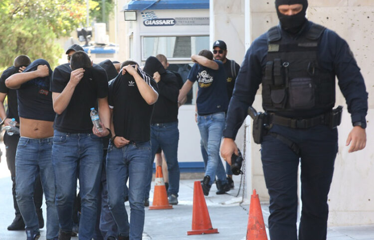 Στιγμιότυπο από την προσαγωγή των συλληφθέντων για τη δολοφονία του 29χρονου Μιχάλη Κατσουρή (φωτ.: ΑΠΕ-ΜΠΕ / Γιώργος Βιτσαράς)