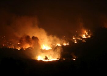 Εικόνα από περιοχή κοντά στα Λουτρά Αλεξανδρούπολης, χθες το βράδυ (φωτ.: 
ΑΠΕ-ΜΠΕ/Αλέξανδρος Μπελτές)