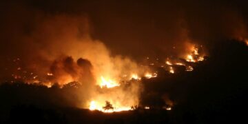 Εικόνα από περιοχή κοντά στα Λουτρά Αλεξανδρούπολης, χθες το βράδυ (φωτ.: 
ΑΠΕ-ΜΠΕ/Αλέξανδρος Μπελτές)