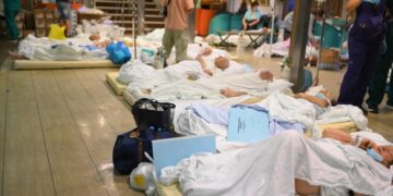 Ασθενείς του Πανεπιστημιακού Νοσοκομείου Αλεξανδρούπολης μεταφέρθηκαν στο πλοίο «Αδαμάντιος Κοραής», στο λιμάνι της Αλεξανδρούπολης (φωτ.: ΑΠΕ-ΜΠΕ/Δημήτρης Αλεξούδης)