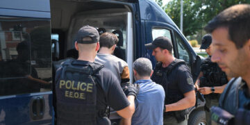 Στην ανακρίτρια οδηγήθηκαν και οι 13 μετανάστες, οι οποίοι θα απολογηθούν τη Δευτέρα (φωτ.: ΑΠΕ-ΜΠΕ / Δημήτρης Αλεξούδης)