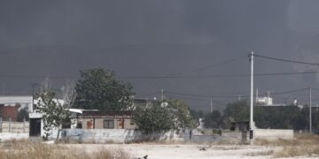 Μεγάλη πυρκαγιά στην περιοχή Λάκκα Κατσαρή στον Ασπρόπυργο στην βιομηχανική περιοχή  (φωτ.: Σωτήρης Δημητρόπουλος/ EUROKINISSI)