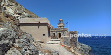 Ο φάρος της Μονεμβασιάς ή Μονεμβασίας όπως γράφουν παντού οι πινακίδες, βρίσκεται σε απόσταση περίπου 580 μ. από την είσοδο του κάστρου, στη θέση Λειψωνά (φωτ.: Πόπη Παπαγεωργίου)