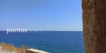 Βγαίνοντας από τα ανατολικά τείχη του Κάστρου της Μονεμβασιάς (φωτ.: Πόπη Παπαγεωργίου)