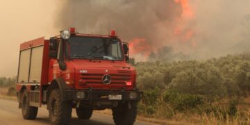 Πυροσβεστικό όχημα καθ’ οδόν για την κατάσβεση της πυρκαγιάς που καίει στην Αλεξανδρούπολη Τρίτη 22 Αυγούστου 2023 (φωτ.: MotionTeam/Βασίλης Βερβερίδης)