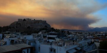 Καπνός στον ουρανό της Αθήνας από τις φωτιές που καίνε στην Αττική (φωτ.: Eurokinissi/Γιάννης Παναγόπουλος)