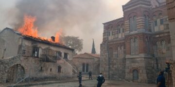 Οι πύρινες γλώσσες καίνε τμήμα της Μονής του Οσίου Λουκά στη Βοιωτίας (φωτ.: facebook.com/ Forecast Weather Greece)